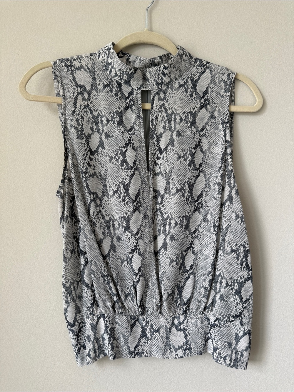 Frame Black & White Snake-Print Sleeveless Mock Neck Top